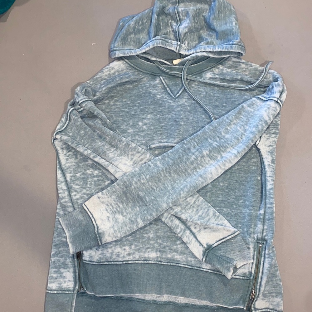 Green (light) sweatshirt
